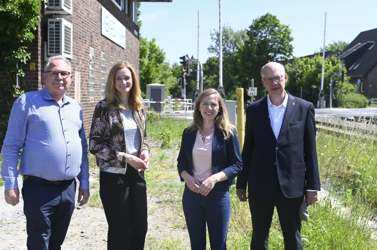 20230531_SPD_Udo_SchiefnerDorothee_Martin_Verkehrsthemen_07_Stellwerk_drauen_quer-Foto_Axel_Kppers