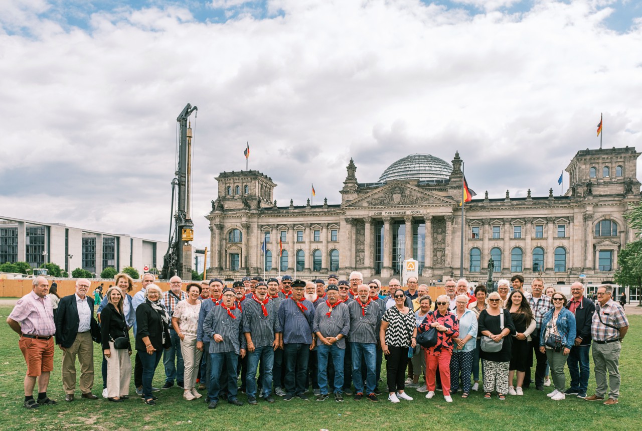 Niersmatrosen sangen auf der Reichstagskuppel